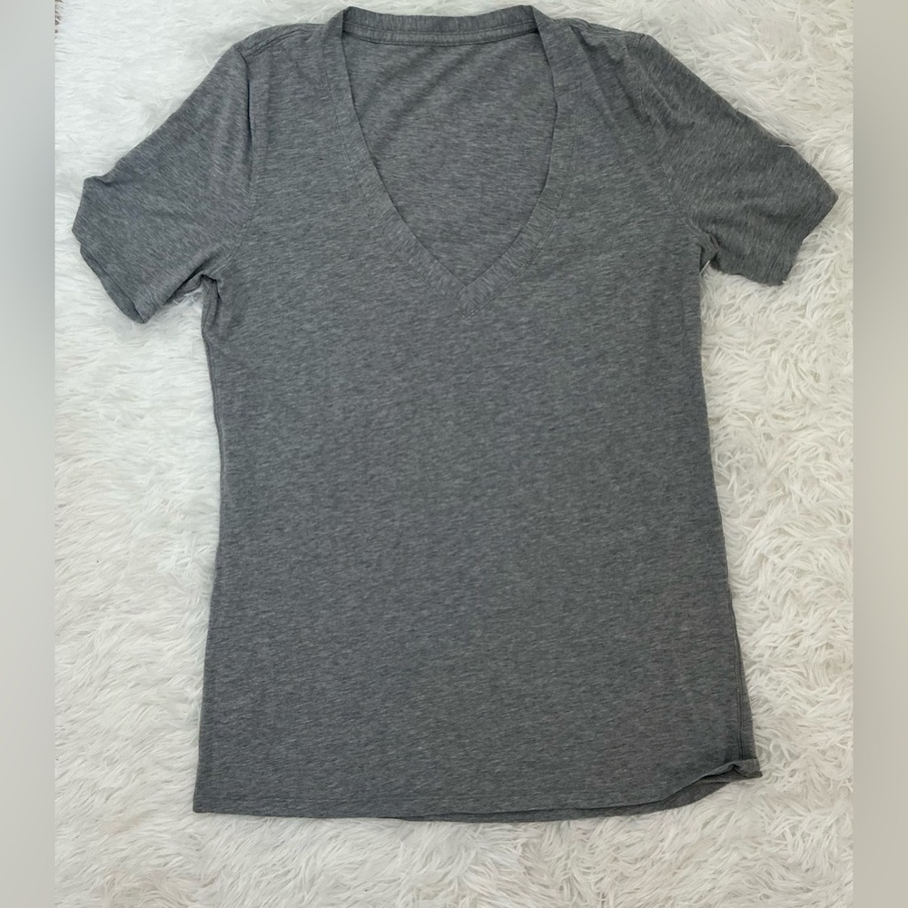 Lululemon Grey V-Neck Tee – Size S/M